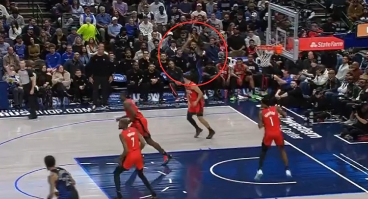 底角大空位要球但哈迪没传 拉塞尔自己投了个“空气”😂